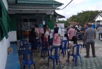 Para jemaat GKE Muara Teweh saat menunggu antrian menjalani rapidtest di Labkes Jalan Yetro Sinseng di hari kedua.
