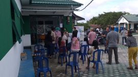 Para jemaat GKE Muara Teweh saat menunggu antrian menjalani rapidtest di Labkes Jalan Yetro Sinseng di hari kedua.