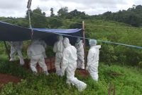 Alm Ch saat di kebumikan menggunakan protokol kesehatan.