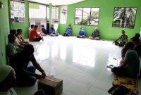 Warga Rt 11 dan 12 saat menggelar rapat, Jumat(3/7) siang.