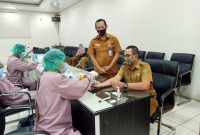 Pejabat dilingkup Pemkab Barut dan ASN saat menjalani rapidtest masal beberapa waktu lalu.