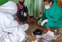 Keluarga paein terkonfirmasi covid 19 saat diambil rapidtest oleh petugas kesehatan.