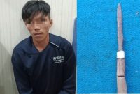Pelaku saat diamankan polisi. Inzet, badik(pisau) yang digunakan pelaku menikam korban.