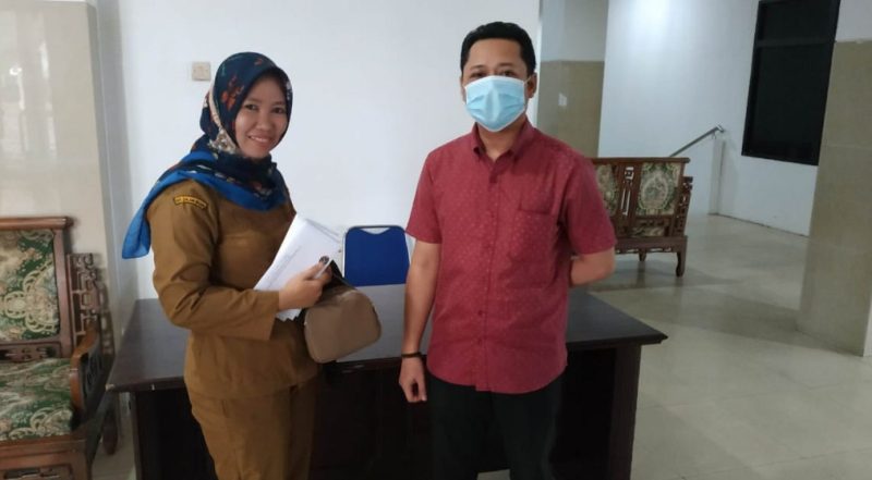 Perwakilan pekerja Hotel Armani(baju merah) saat menggantarkan surat ke Kantor DPRD Barito Utara.