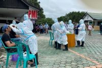 Puluhan Nakes RSUD Muara Teweh dan nakes di Puskesmas Sei Rahayu, saat menjalni uji swab di Labkes Barut.