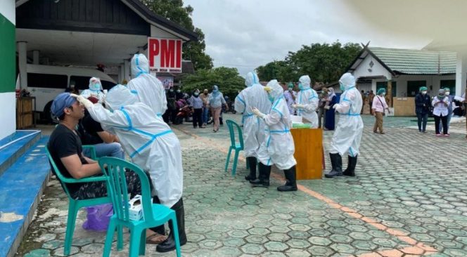 Puluhan Nakes RSUD Muara Teweh dan nakes di Puskesmas Sei Rahayu, saat menjalni uji swab di Labkes Barut.