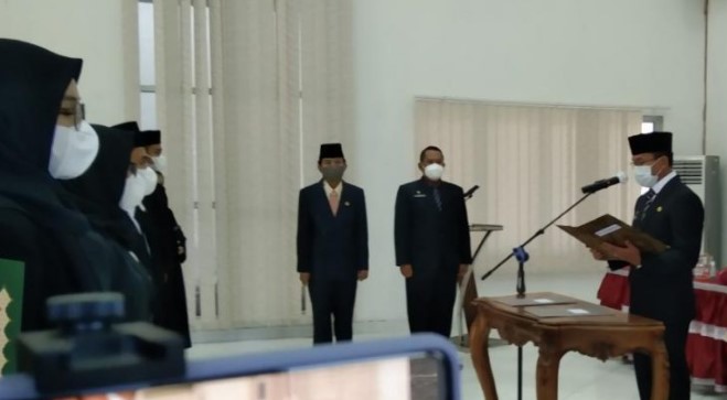 Sekda Mura, Hermon saat melantik pejabat auditor. 