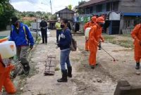 BPBD - Damkar Bartim Saat Lakukan Penyemproran Di Pasar Jaar.