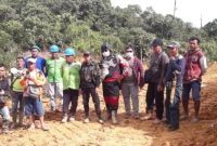 Surya Baya (tengah baju hitam) saat memergoki lahannya di Blok lampanang di garap tanpa ijin. Foto.Ist.