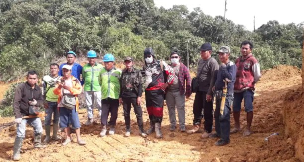 Surya Baya (tengah baju hitam) saat memergoki lahannya di Blok lampanang di garap tanpa ijin. Foto.Ist.