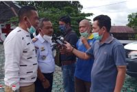 Foto. Kepala Bandara HM Sidik, Endang Setiawan didampingi Kadis Perhubungna Barut, Ferry Kusmiadi, saat di wawancara wartawan.