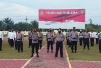 foto. AKBP Herunyoto (kanan) saat berbaris sejajar dengan kapolres Barsel AKBP Agung Tri Widiantoro. 