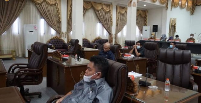 Foto, Anggota DPRD Barito Utara saat menggelar rapat kemarin 