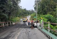 Foto. Disinilah TKP truck angkutan batubara PT MME yang mengalami kecelakaan tunggal. Tampak batubara yang berceceran dibersihkan. 