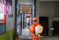 BPBD Bartim saat lakukan penyemprotan Disinfektan di Rutan Kelas II B Tamiang Layang.