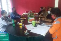 Foto : Kepala Dinas Disnaketrans Barsel, Agus In Yulius (pakai batik) dan stafnya, saat mengadakan rapat dengan karyawan PT. AC.