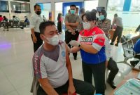 Foto : salah satu Personel Polres Barsel yang melaksanakan vaksinasi covid-19.
