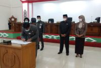 Foto : Ketua DPRD Farid Yusran saat menandatangani surat Ranperda pembangunan industri.