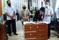 Foto : Kepala Dinas PUPR Barsel, Ita Minarni saat menandatangani sejumlah kontrak proyek di Tahun 2021 ini.