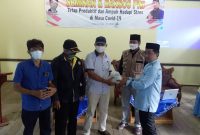 Foto : Ketua PWI Barsel, M. Hamdan saat memberikan Baksos kepada Anggota PWI Barsel