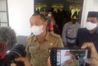 Foto : Bupati Barito Selatan, Eddy Raya Samsuri, saat diwawancarai setelah memimpin rapat Furom Gabungan.