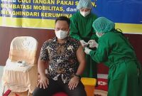 Ketua DPRD Barito Timur Nur Sulistio saat lakukan vaksinasi