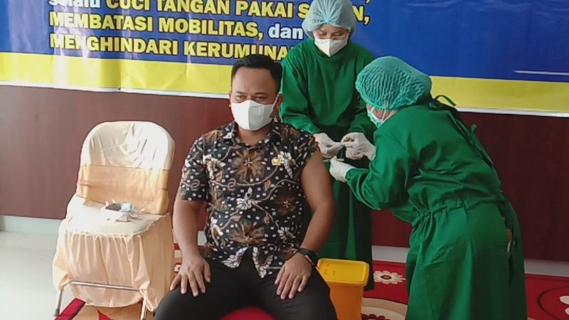 Ketua DPRD Barito Timur Nur Sulistio saat lakukan vaksinasi