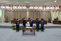 Foto. Wakil Bupati Sugianto P Putra saat menyerahkan dua raperda kepada Ketua DPRD Barut Hj Merry Rukaini.