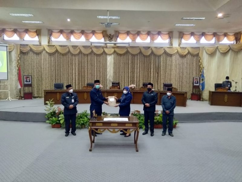 Foto. Wakil Bupati Sugianto P Putra saat menyerahkan dua raperda kepada Ketua DPRD Barut Hj Merry Rukaini.