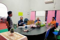 Foto : Kepala Disnaketrans Barsel, Agus In'Yulius (tengah) bersama staf saat membahas permasalahan dari PT. AMR.