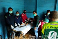 Bupati Bartim Ampera AY Mebas Saat pantau kegiatan sunatan di Desa Dambung.