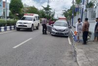Foto. Di depan kantor BRI inilah dua pencuri beraksi. Terlihat Mobil Brio warna Silver yang berhasil dipecah pelaku.