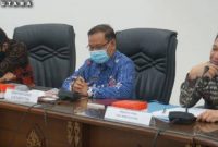 Foto. Haji Benny(kiri) mendampingi Sekda Barut jainal Abidin, rapat ekrja bersama tim Komisi I DPRD Kalteng.