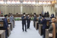 Bupati Nadalsyah didampingi Sekda Jainal Abidin, usai menyampaikan finalisasi Refocusing anggaran Covid-19. 
