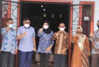Ketua DPRD Barut Hj Merry Rukaini dan suami foto bersama tim pendataan keluarga.