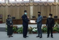 Wakil Bupati Sugianto P Putra saat menyerahkan LKPJ tahun 2020., pada rapat paripurna dewan, Senin (5/4/2021).