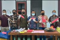 Kejari Barut, Iwan Catur karyawan bersama jajarannya saat melakukan pemusnahan barang bukti tindak pidana umum tahun 2020.