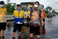 Teks Poto: Kepala Dinas PUPR, Salahuddin pada saat memantau kondisi banjir di ruas Bukit Rawi, Pulang Pisau