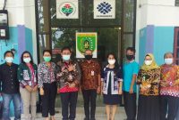 Foto : foto bersama pihak UNKRIP dan Disnaketrans Barsel bersama staf di Depan Kantor Disnaketrans sebelum pulang.