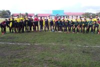 Foto : Ketua PSSi Barsel Ida Riani (tengah) foto bersama SSB Barsel FC (kuning) dan Bhayankara FC (hijau) sebelum melalukan pertandingan