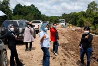 Foto : Tim Pansus DPRD Barsel saat meninjau proyek multiyears Jalan Pendang-Buntok