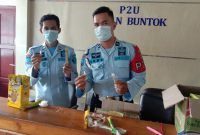 Foto: dua petugas jaga rutan Buntok saat menunjukkan barang bukti diduga narkoba