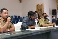Tiga Kepala Desa di Kecamatan Lahei Barat, saat mengikuti RDP di gedung dewan terkait perbaikan jalan.