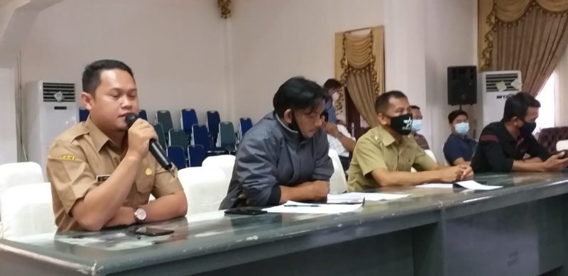 Tiga Kepala Desa di Kecamatan Lahei Barat, saat mengikuti RDP di gedung dewan terkait perbaikan jalan.