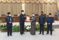 Bupati Nadalsyah saat menyerahkan jawaban terkait pemandangan umum fraksi-fraksi di DPRD.