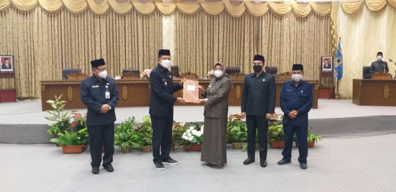 Bupati Nadalsyah saat menyerahkan jawaban terkait pemandangan umum fraksi-fraksi di DPRD.
