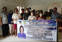 Adolina Sendol S. Pd saat Reses perorangan, di Desa Tewah Pupuh Kecamatan Benua Lima.