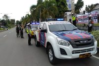 Satlantas Polres Bartim saat pemasangan sepanduk di depan Kantor Bupati Bartim