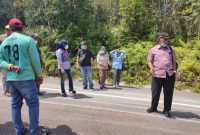 Foto : Tim Pansus DPRD Barsel saat mengecek Jalan James Janjam di Kacamatan Gunung Bintang Awai Kabupaten Barsel..