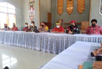 Camat Teweh Timur, Winardi saat memimpin rapat musyawarah pemilihan Pjs Damang kepala Adat Teweh Timur, kemarin.